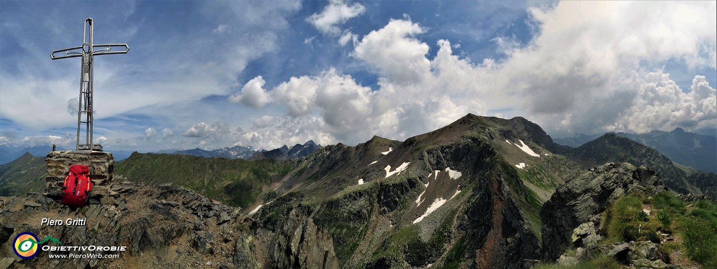 03 In vetta al Pizzo Zerna (2572 m) con vista su alte cime orobiche.jpg